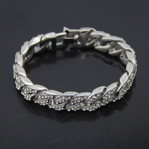 Pulsera cubana hip-hop plateada para hombre con pedrería blanca sobre un fondo negro liso