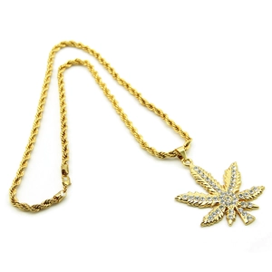 Collana hip hop con catena a fune dorata e pendente a foglia d'acero con cristalli