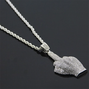 Détail du pendentif doigt d'honneur serti de zircons avec chaîne torsadée en argent