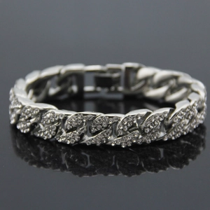 Detalle macro de pulsera de cadena cubana plateada con incrustaciones pavé brillantes
