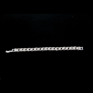 Detalle macro de la pulsera hip hop plateada con eslabones de circonitas brillantes
