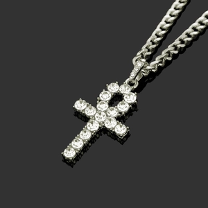 Hip-Hop Ankh-Kreuz-Anhänger mit silberner Panzerkette für Herren auf schwarzem Grund