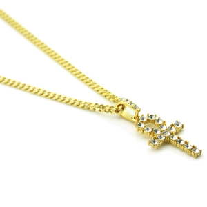 Nahaufnahme des goldenen Ankh-Anhängers mit Zirkonia-Besatz an einer Panzerkette