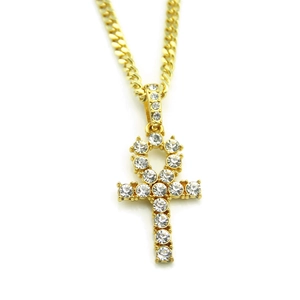 Detailansicht des goldenen Ankh-Kreuzanhängers mit glitzernden Strasssteinen an einer Kette