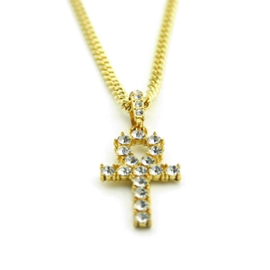 Makroaufnahme des goldenen Ankh-Kreuzanhängers mit Kristallen an einer Panzerkette