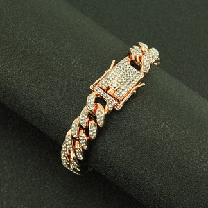 Lussuoso bracciale cubano in oro rosa con zirconi scintillanti su espositore nero