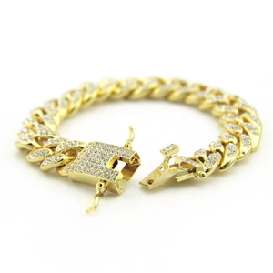 Vue macro détaillée du bracelet Cubain doré 12mm serti de strass avec fermoir carré