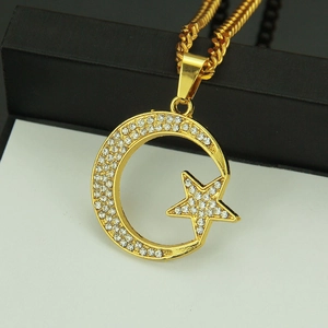 Collier hip hop doré avec pendentif lune et étoile, strass brillants et chaîne torsadée