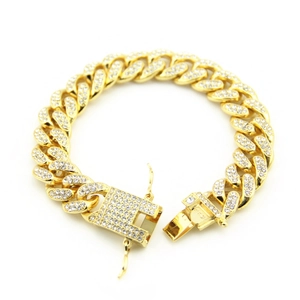 Gros plan du bracelet cubain doré 12mm avec strass pavés et fermoir de sécurité box