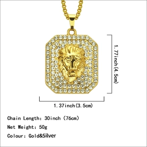 Hiphop leeuwenkop hanger met strassteentjes aan een gouden box-ketting voor heren
