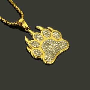 Collier hip hop avec pendentif patte d'ours doré et strass brillants sur fond noir