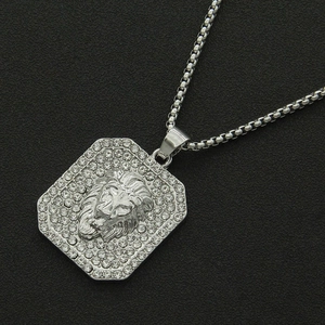 Hiphop leeuwenkop hanger met strassteentjes aan een zilveren box-ketting