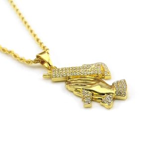 Collier hip-hop doré avec pendentif mains en prière tenant un pistolet serti de cristaux