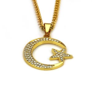 Collier hip hop doré avec pendentifs lune et étoile sertis de strass brillants