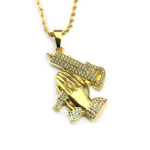 Collier hip hop doré avec mains en prière tenant un pendentif Uzi serti de cristaux