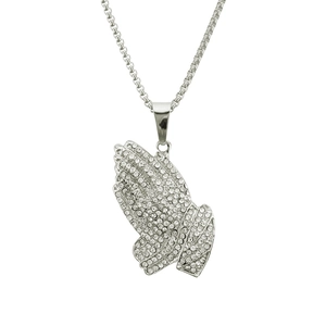 Détail du pendentif mains en prière argenté avec cristaux pavés et chaîne box
