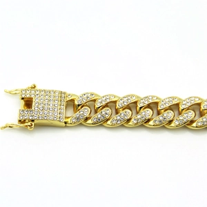 Dettaglio catena cubana da 12mm placcata oro con strass incastonati e chiusura quadrata