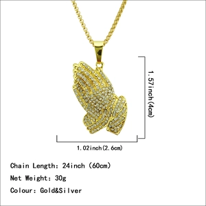Collier hip-hop doré avec pendentif mains en prière serti de cristaux scintillants