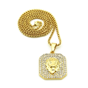 Macro-opname van hiphop leeuwenkop hanger met diamanten en gouden box-ketting