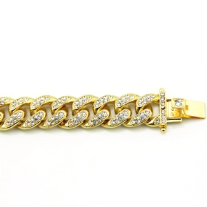 Dettaglio macro del bracciale cubano dorato da 12mm con strass luccicanti incastonati
