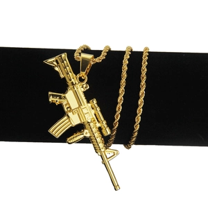 Pendentif fusil doré de style hip hop avec chaîne torsadée sur présentoir