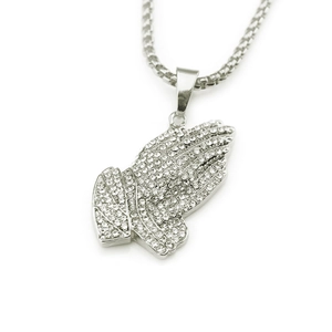 Collier hip hop mains en prière argenté avec strass brillants sur une chaîne cubique