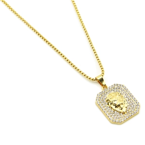 Detail van de gouden boxketting en rechthoekige leeuwenkop hanger met glanzende steentjes