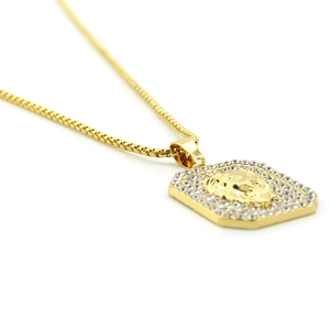 Close-up van gouden hiphop ketting met leeuwenreliëf en sprankelende kristallen halo