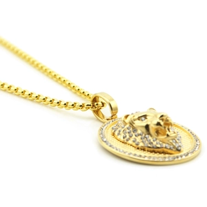 Gros plan du pendentif tête de lion hip hop avec sertissage micro-pave de zircons brillants