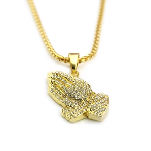 Détail du pendentif mains en prière style hip hop avec placage d'or et strass blancs
