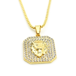 Detail van hiphop gouden hanger met leeuwenkop in reliëf en glanzende pavé zirkonia's