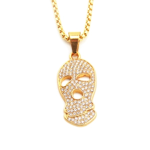 Détail du collier pendentif tête de mort hip hop avec strass brillants et chaîne vénitienne