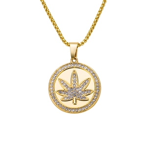 Collana dorata con ciondolo a foglia d'acero con diamanti e catena a scatola tonda lucida