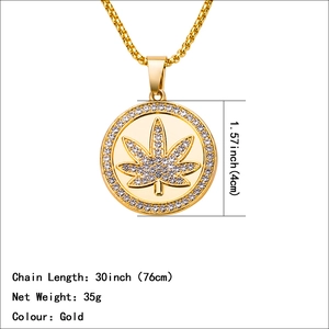 Collana con ciondolo foglia d'acero dorata con cristalli e catena a sfere di 76 cm
