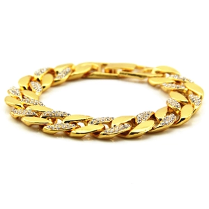 Makro-Detail des 18K vergoldeten Hip-Hop-Panzerarmbands mit funkelnden Strasssteinen