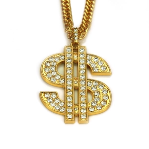 Détail du pendentif dollar hip-hop doré avec cristaux sur une chaîne à mailles cubaines