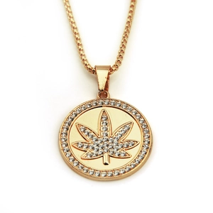 Collana con ciondolo a foglia di acero dorata con strass su catena box per uomo e donna