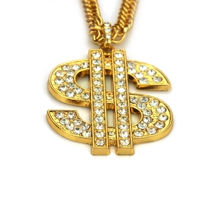 Vue macro du pendentif hip hop doré avec diamants étincelants et chaîne cubaine