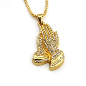 Collier avec pendentif mains en prière doré orné de strass brillants et chaîne