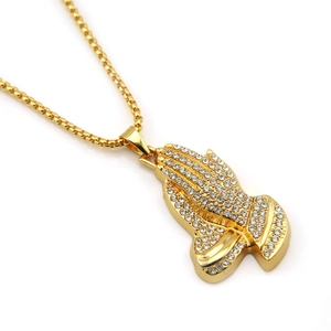 Collier avec pendentif main de fatma dorée et cristaux brillants sur chaîne box