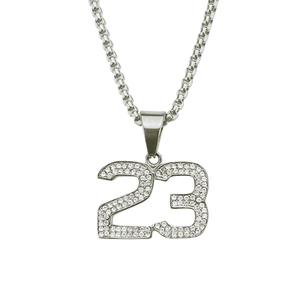 Détail du pendentif numéro 23 serti de strass avec une chaîne box argentée
