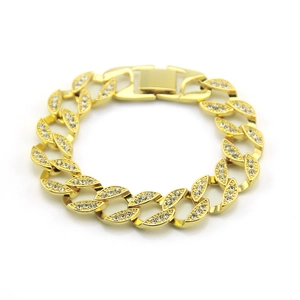 Vergoldetes Iced Out Panzerarmband mit funkelnden Strasssteinen in minimalistischer Studioansicht