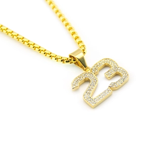 Collier hip hop plaqué or avec petit pendentif numéro 23 serti de zircons brillants