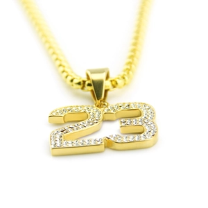 Détails de gros plan du collier pendentif numéro 23 plaqué or avec strass blancs