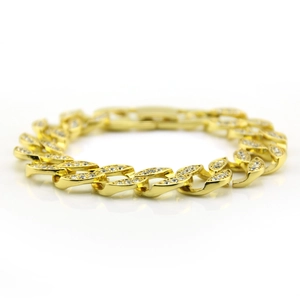 Makroaufnahme eines goldfarbenen Hip-Hop-Armbands mit Pavé-Besatz aus Zirkoniasteinen
