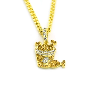 Collier chaîne cubaine dorée style hip hop avec un pendentif pilon de poulet en cristaux