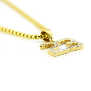 Vue macro du collier hip hop avec pendentif numéro 23 doré et cristaux scintillants