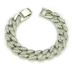 Herren Silber Cuban Link Armband mit funkelnden Strasssteinen auf weißem Hintergrund