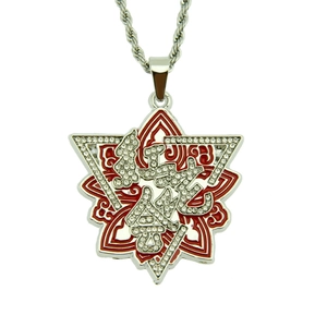 Détail du pendentif hip hop en émail rouge avec cristaux et chaîne en métal argenté