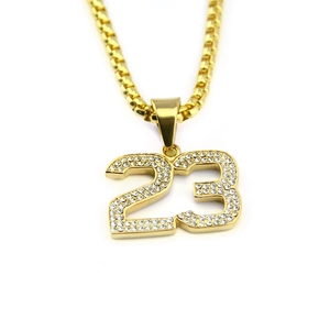 Collier hip hop doré avec pendentif numéro 23 serti de strass sur chaîne box